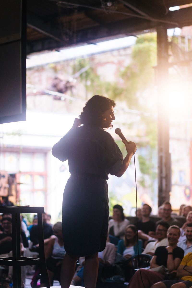 Comedian als Silhouette im Gegenlicht auf einer Freiluftbühne
