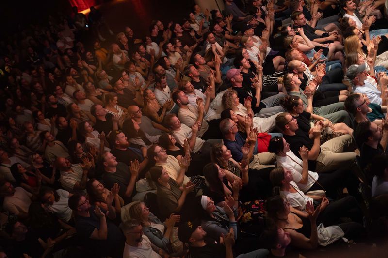 Applaudierende Menge aus erhöhter Perspektive